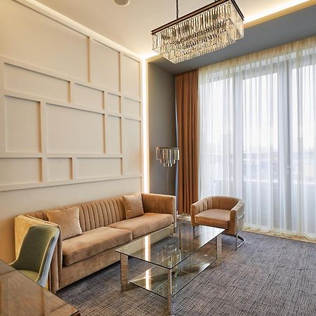 Aghababyan'S Hotel Erivan Dış mekan fotoğraf A living room in a suite at the hotel