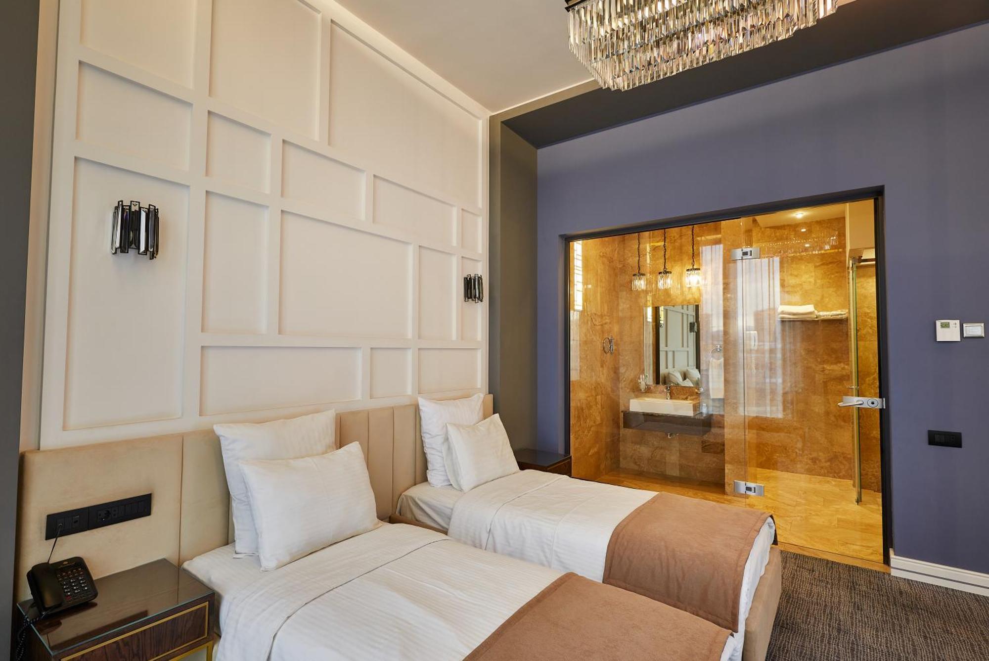 Aghababyan'S Hotel Erivan Oda fotoğraf A room at the hotel