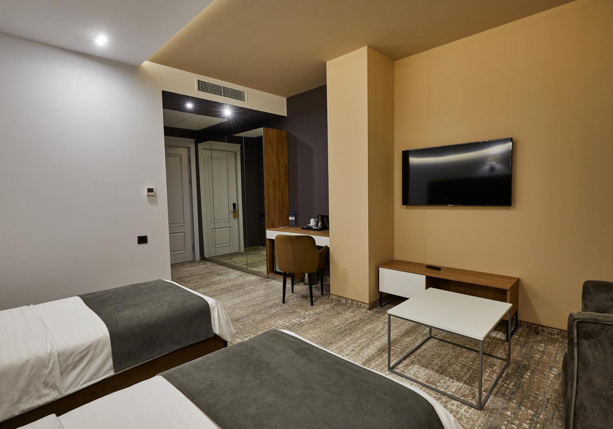 Aghababyan'S Hotel Erivan Oda fotoğraf A room at the hotel