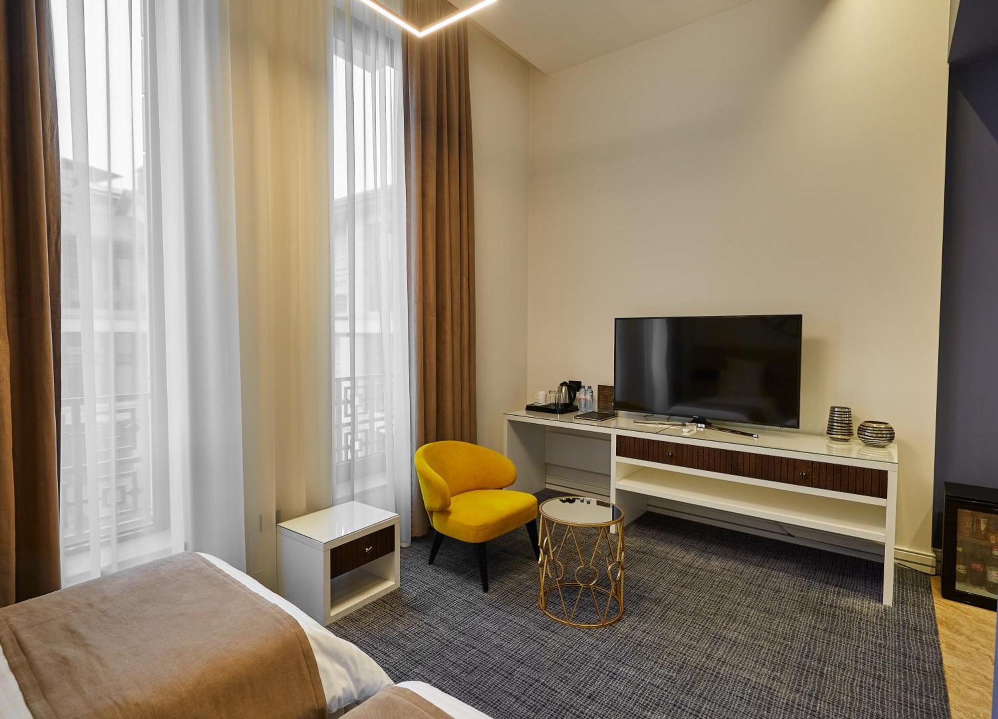 Aghababyan'S Hotel Erivan Oda fotoğraf A room at the hotel