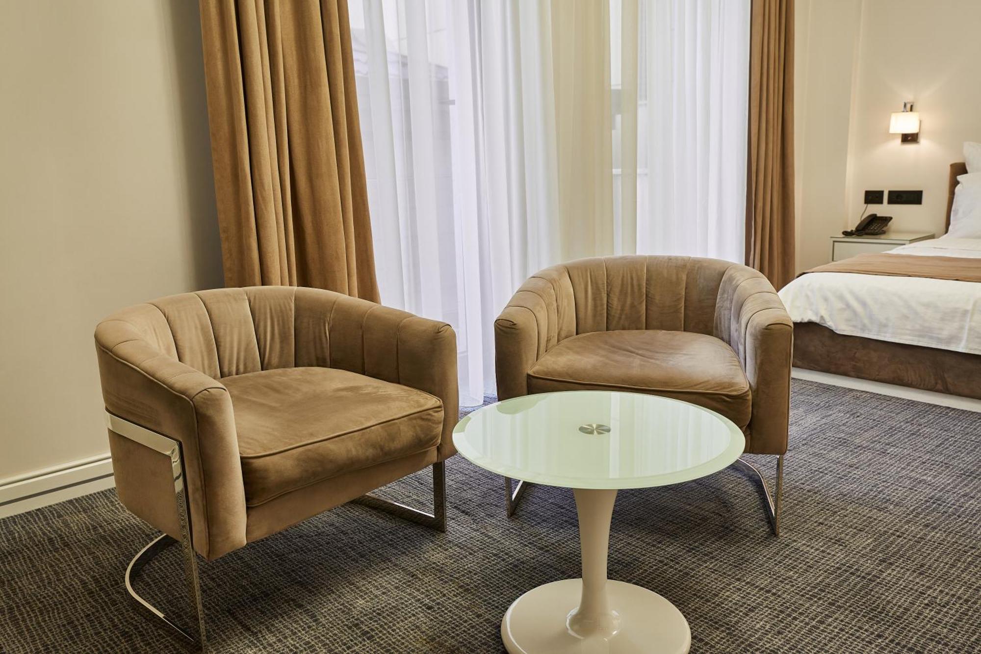 Aghababyan'S Hotel Erivan Oda fotoğraf A pair of club chairs