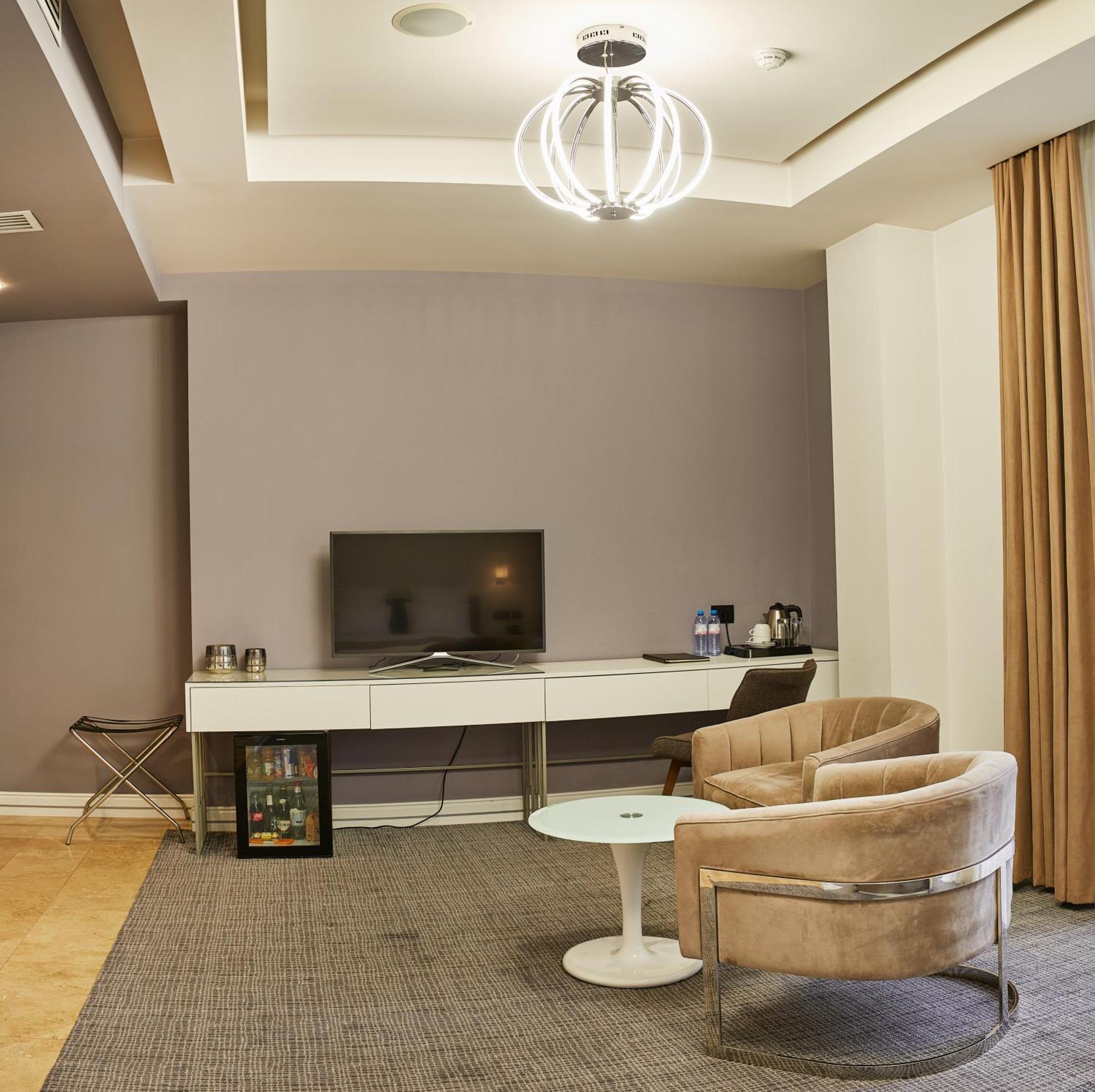 Aghababyan'S Hotel Erivan Oda fotoğraf A room at the hotel