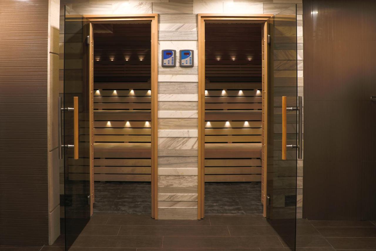 Aghababyan'S Hotel Erivan Dış mekan fotoğraf A modern door