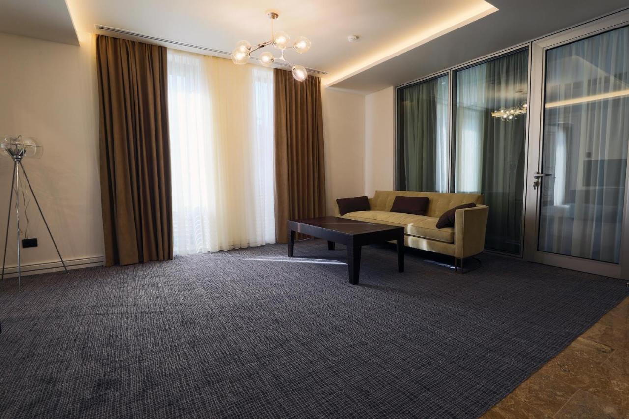 Aghababyan'S Hotel Erivan Dış mekan fotoğraf A room with carpet