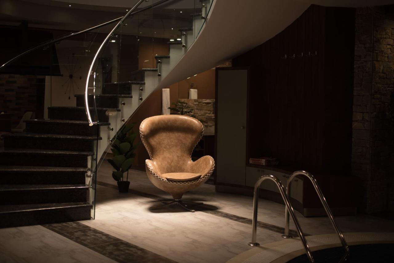 Aghababyan'S Hotel Erivan Dış mekan fotoğraf The Egg Chair