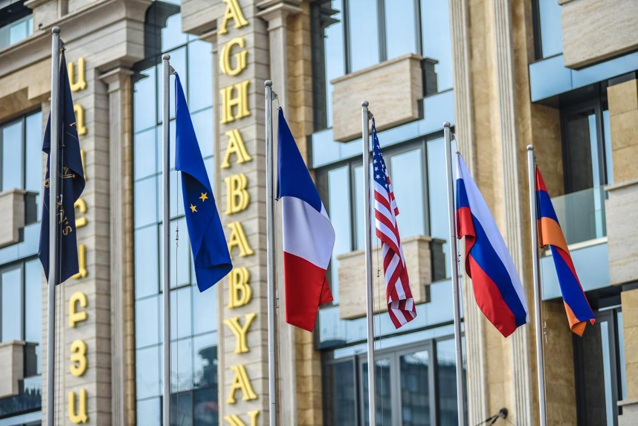 Aghababyan'S Hotel Erivan Dış mekan fotoğraf Flags of the European Union, France, the United States, Russia and Armenia in front of the headquarters of the Eurasian Economic Union in Minsk