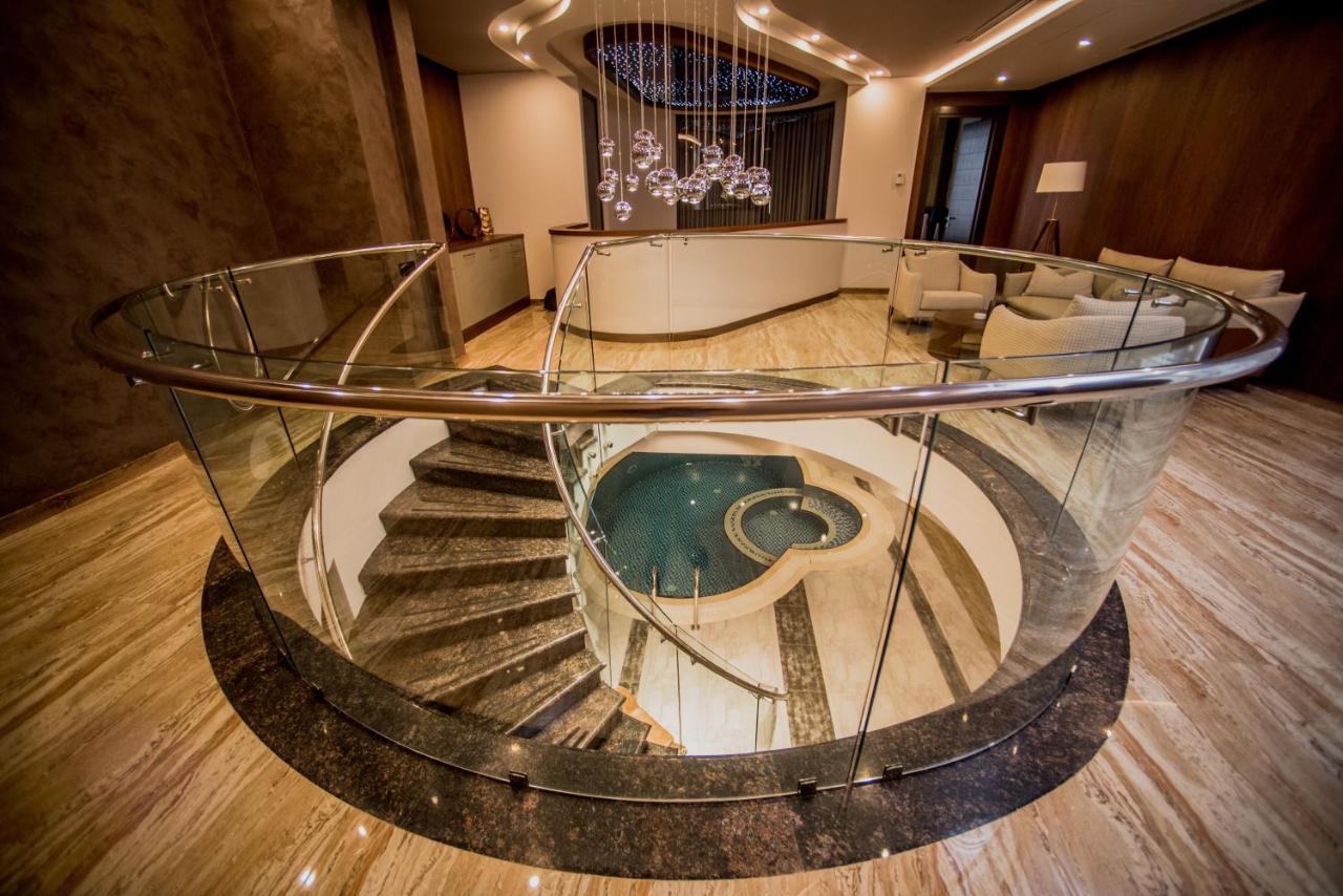 Aghababyan'S Hotel Erivan Dış mekan fotoğraf Spiral staircase