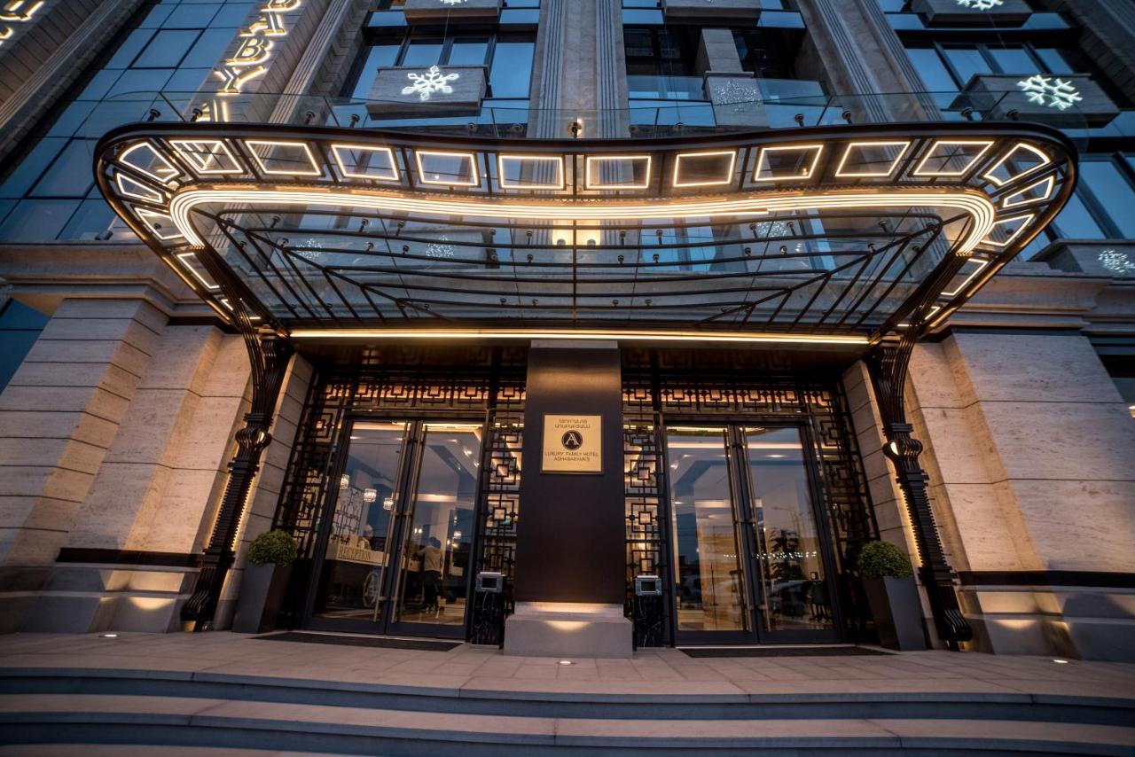 Aghababyan'S Hotel Erivan Dış mekan fotoğraf Entrance of the hotel